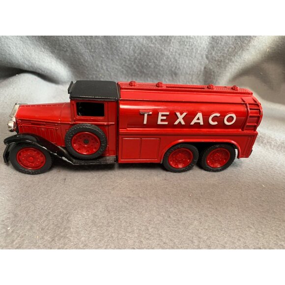 Texaco 1930 Diamond T 1990 Edition Red Collectible Die-Cast Toy Truck Bank - Picture 3 of 11